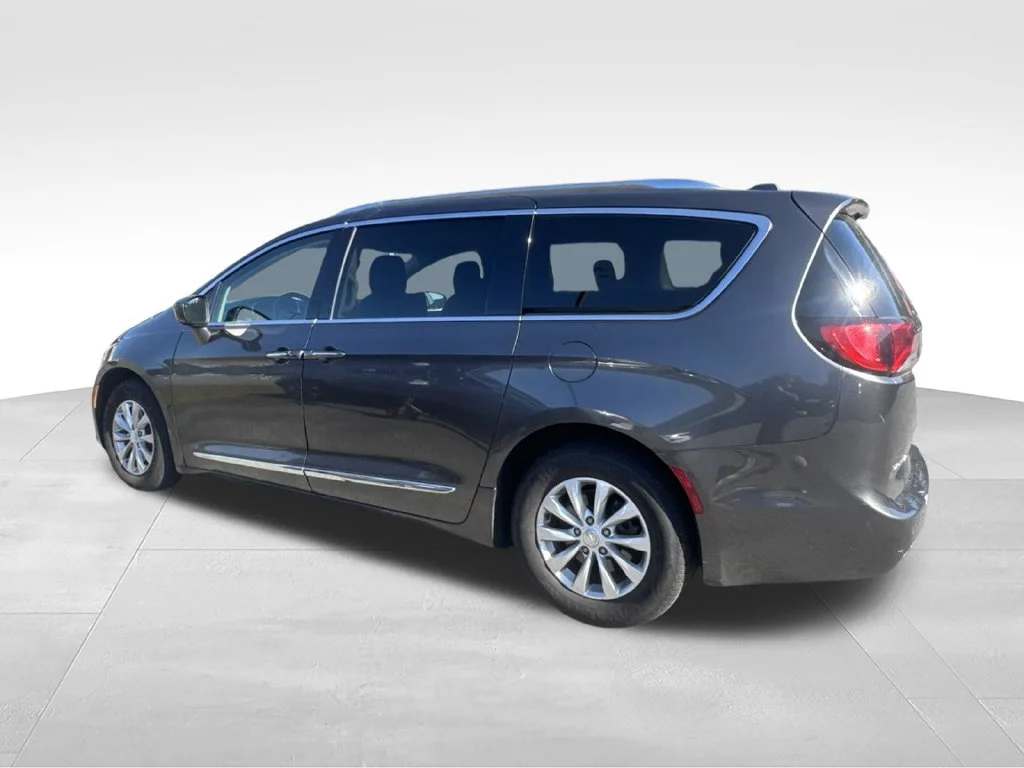 Used 2019 Gray Chrysler Touring L image 6