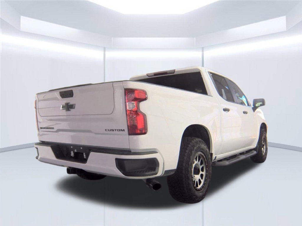 Used 2024 White Chevrolet Custom image 6