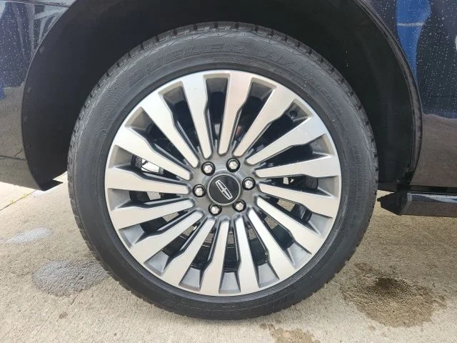 Used 2019 Black Lincoln Reserve image 8