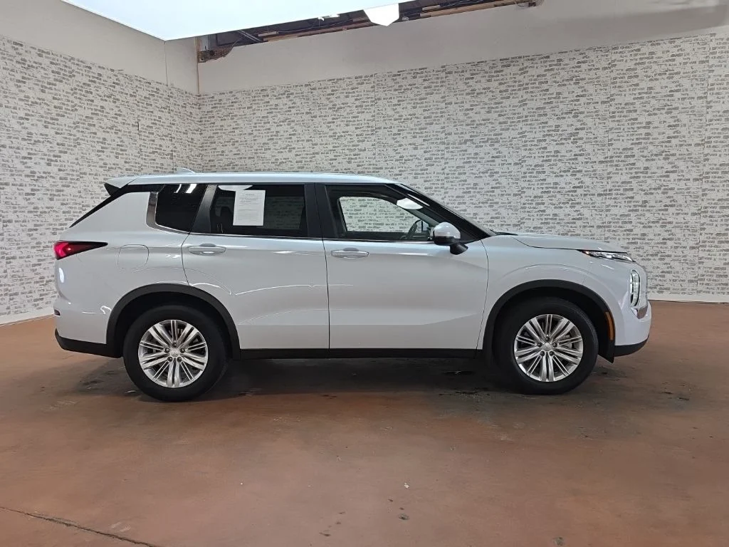 Used 2023 White Mitsubishi ES image 6
