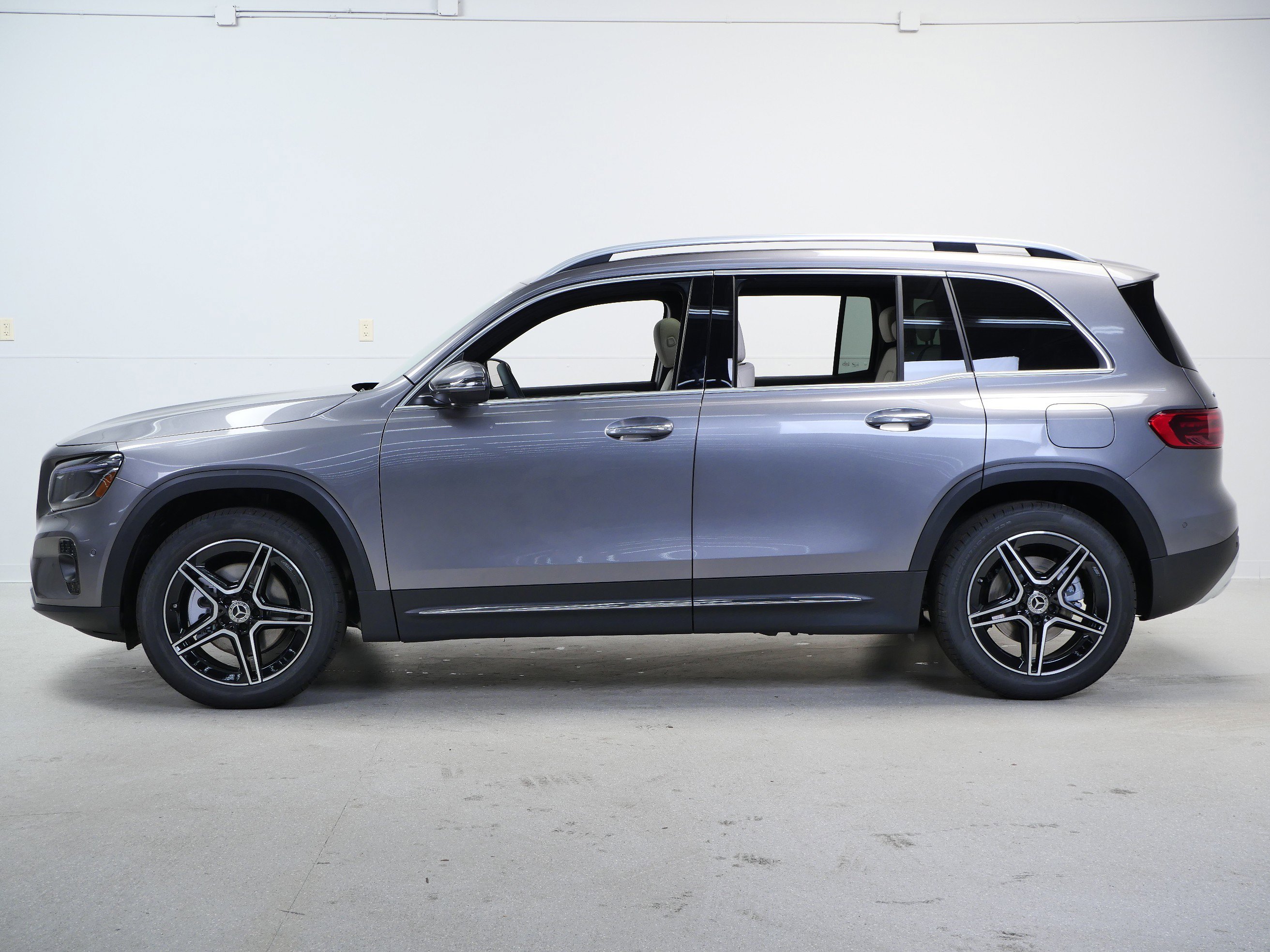 New 2026 Mountain Grey Metallic Mercedes-Benz GLB 250 image 5