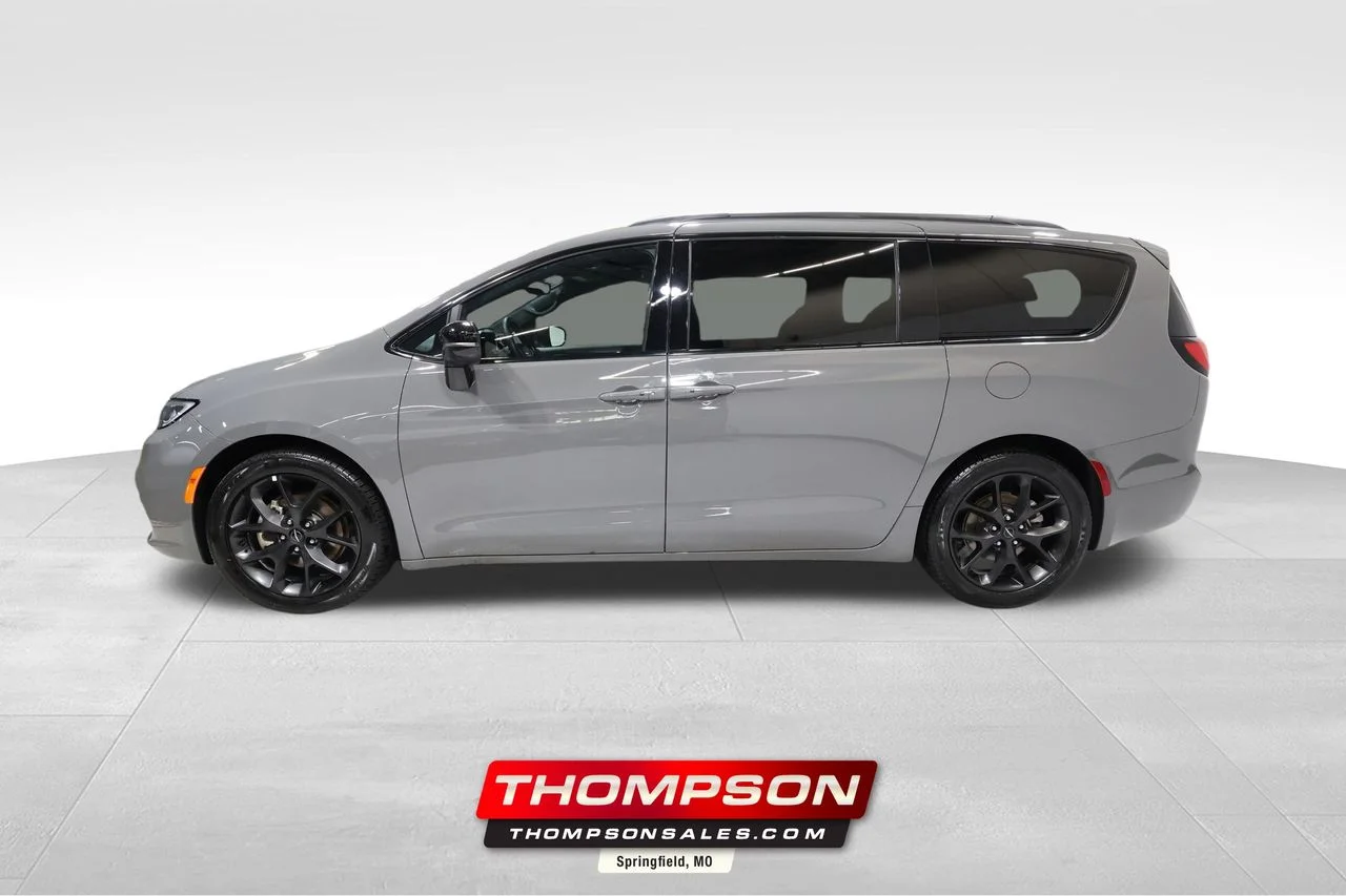 2025 Chrysler Pacifica Limited's photo