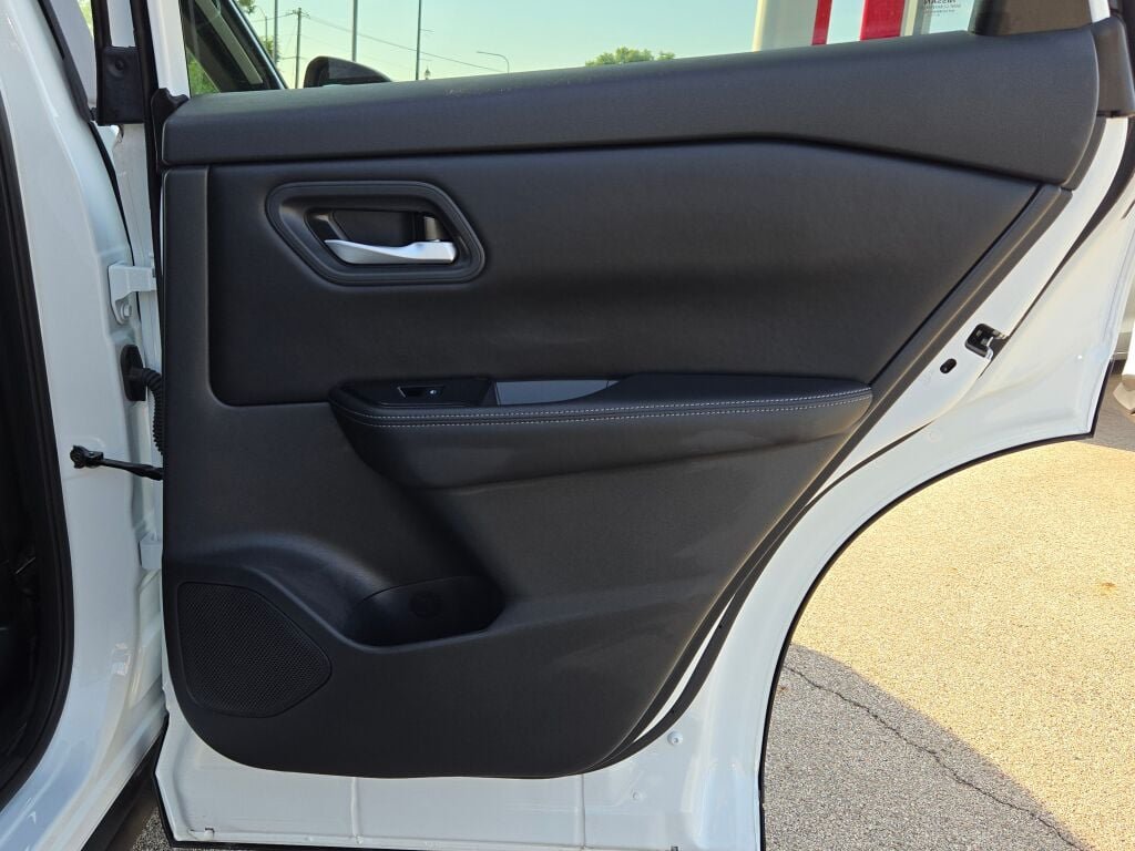 2025 Nissan Rogue SV - Photo 10