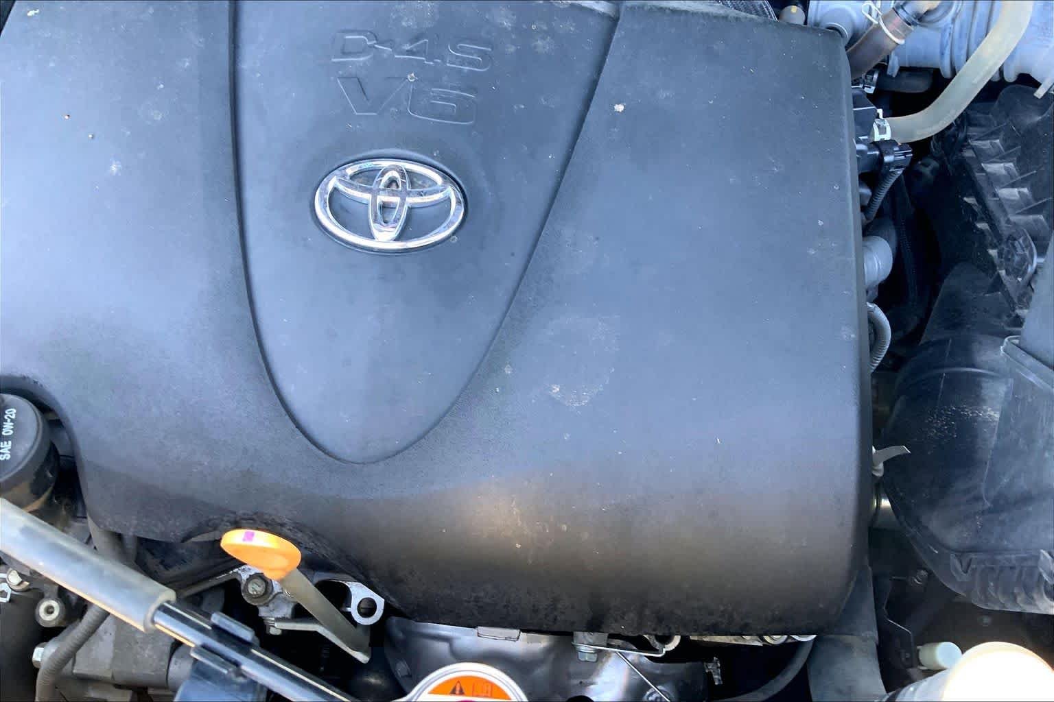 Used 2018 Midnight Black Metallic Toyota XLE image 33