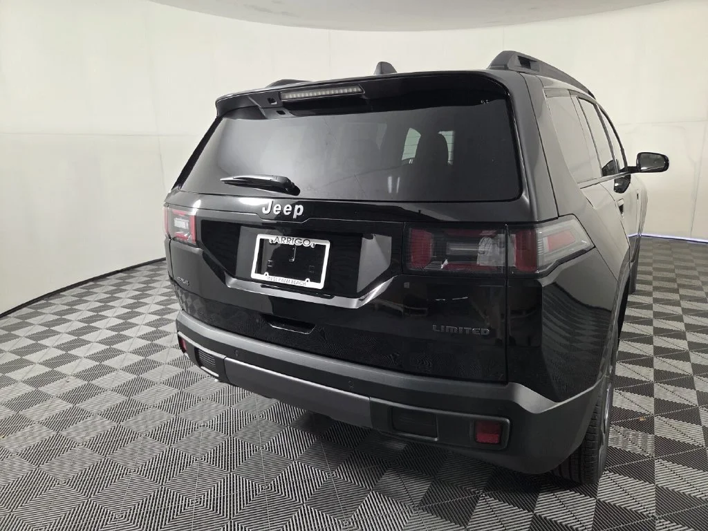 New 2026 Diamond Black Crystal Pearl-Coat Exterior Paint Jeep Limited image 6