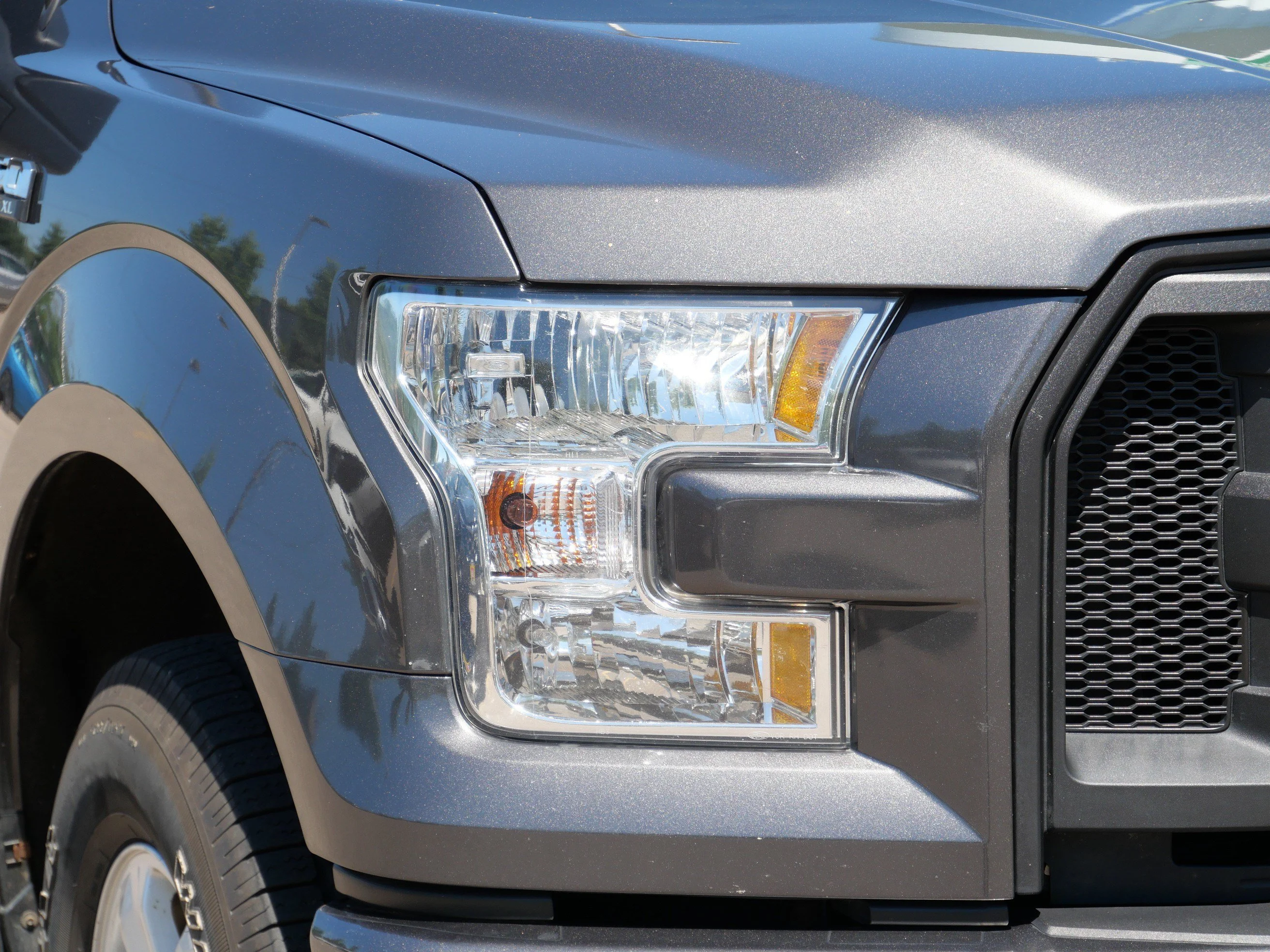 Used 2015 Magnetic Metallic Ford XL image 16