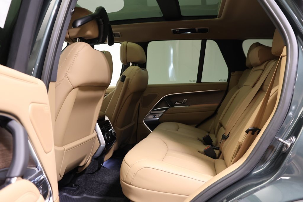 New 2027 Belgravia Green LAND ROVER SE image 34