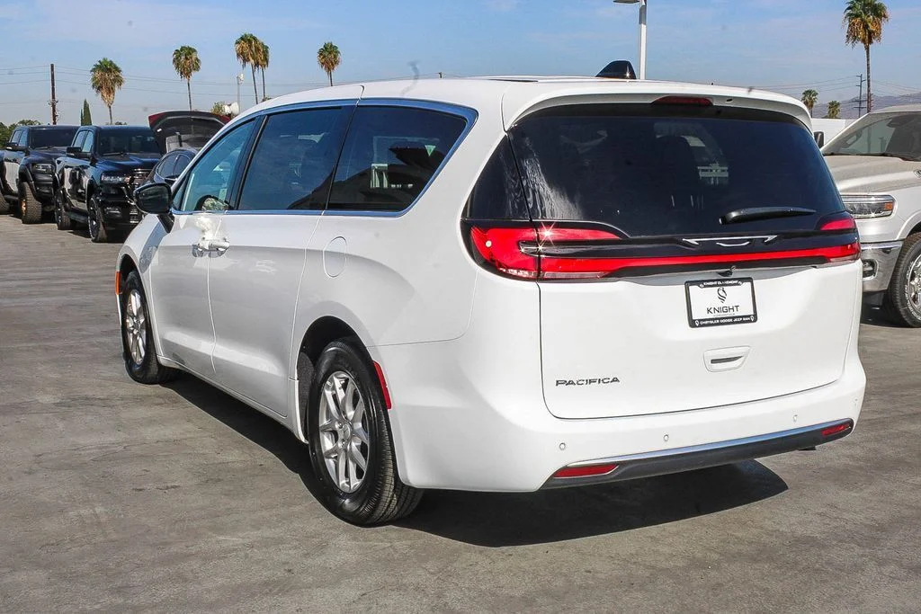 New 2027 White/off-white Chrysler Select image 7