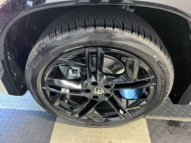 New 2026 Beige Volkswagen 2.0T SE R-Line Black image 9