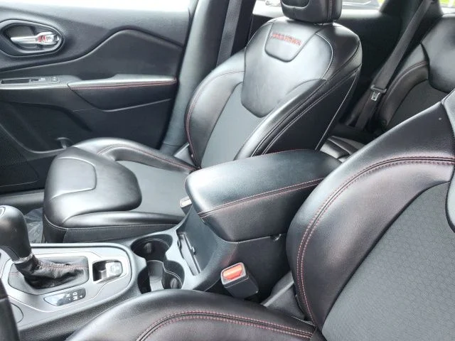 Used 2019 Crystal Metallic Jeep Trailhawk image 32