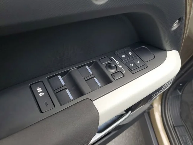 Used 2023 Gold Land Rover SE image 9