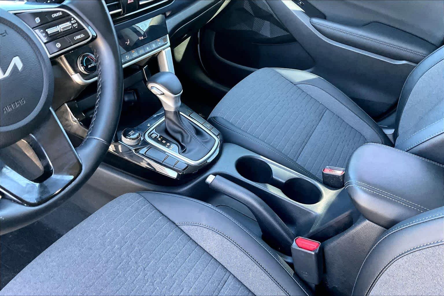 Used 2022 Clear White/Black Roof Kia S image 16