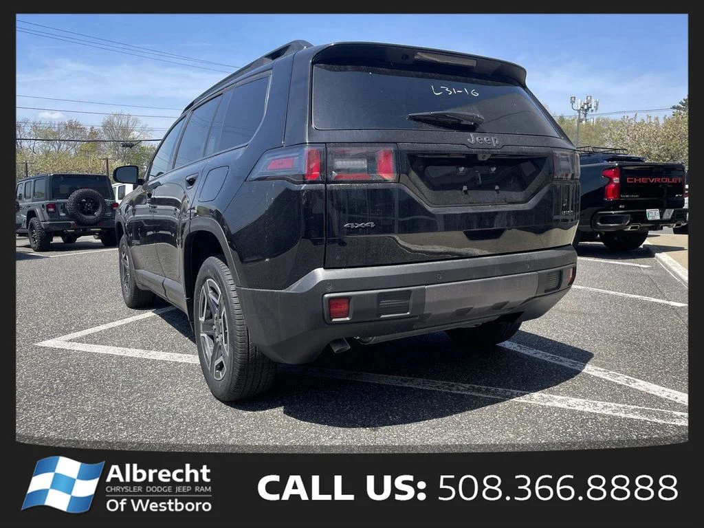 New 2026 Diamond Black Crystal Pearl-Coat Exterior Paint Jeep Laredo image 3