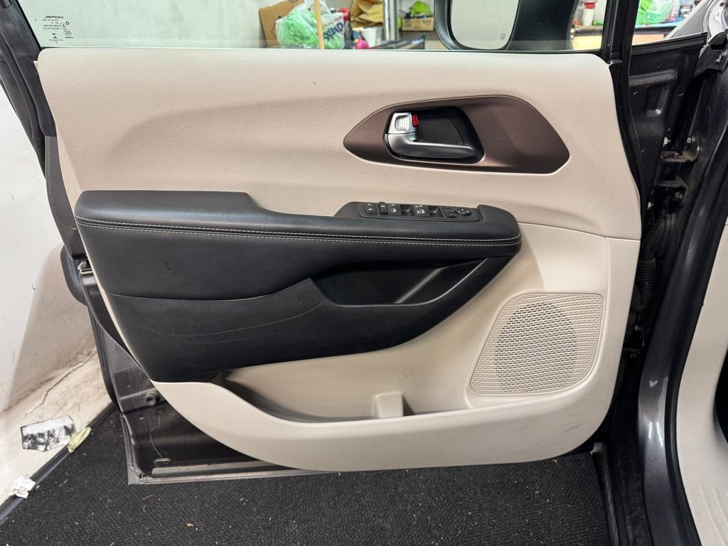 2023 Chrysler Voyager LX - Photo 13