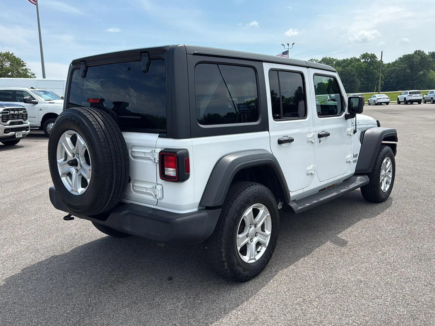 Used 2018 Bright White Clearcoat Jeep Sport S image 15
