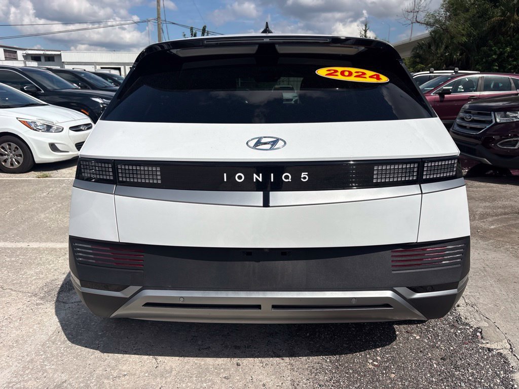 Used 2024 White Hyundai SEL image 4