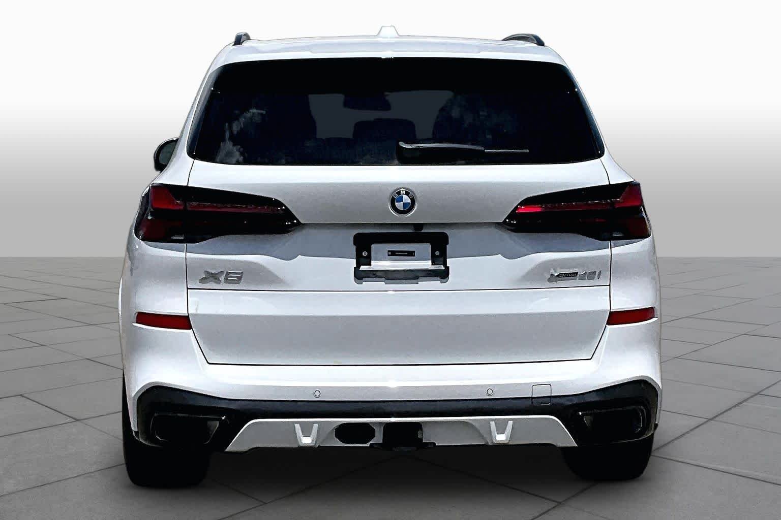 New 2026 Mineral White Metallic BMW xDrive40i image 4