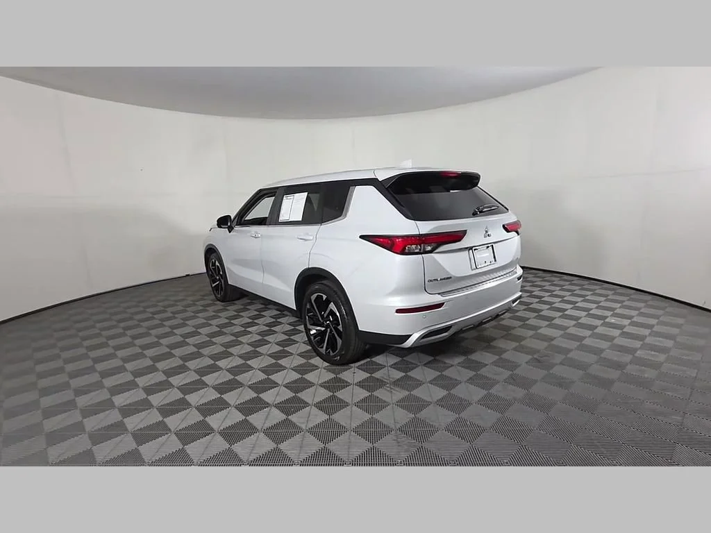 Used 2024 White Mitsubishi SE Black Edition image 52