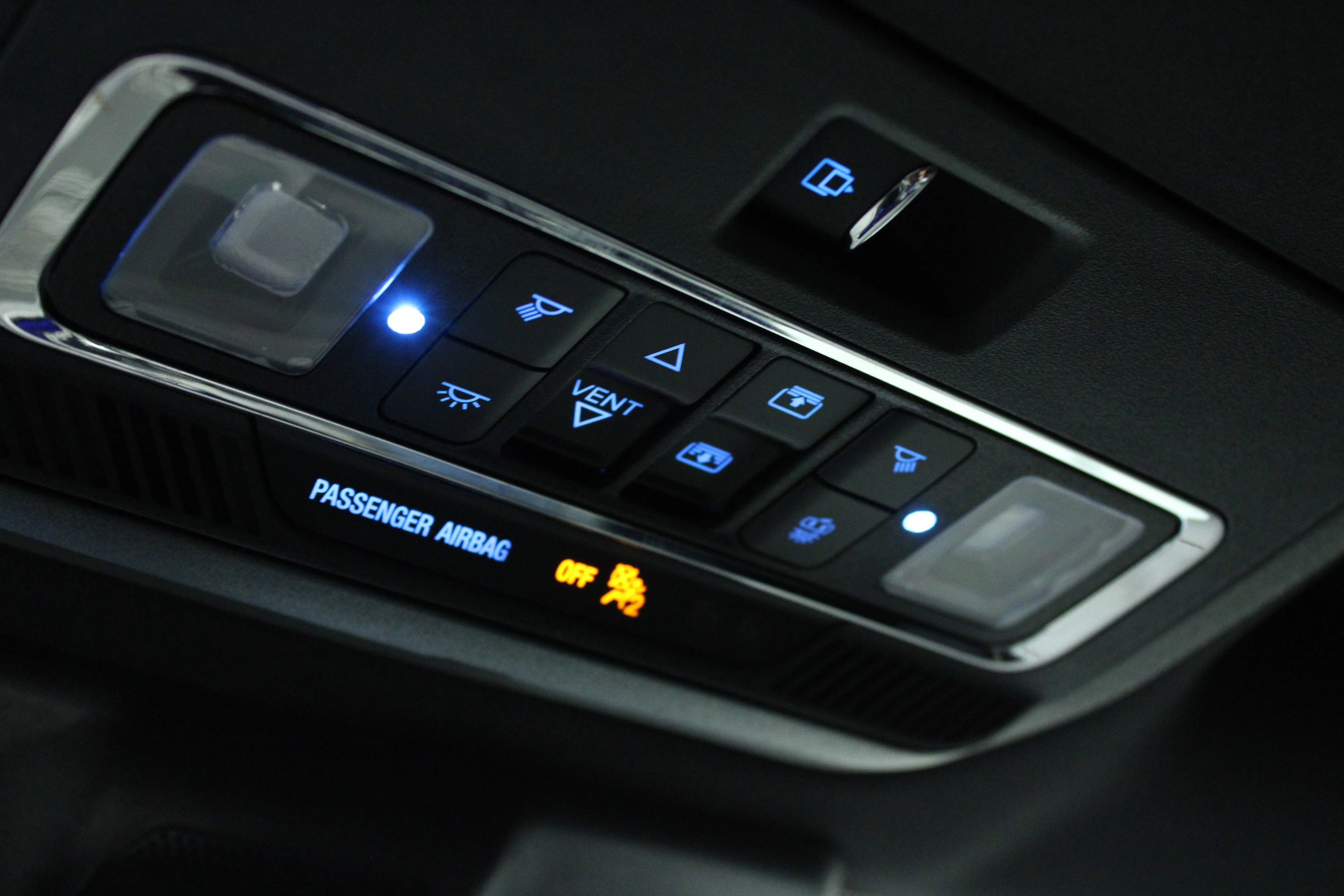 Used 2022 Black Metallic Ford Platinum image 25