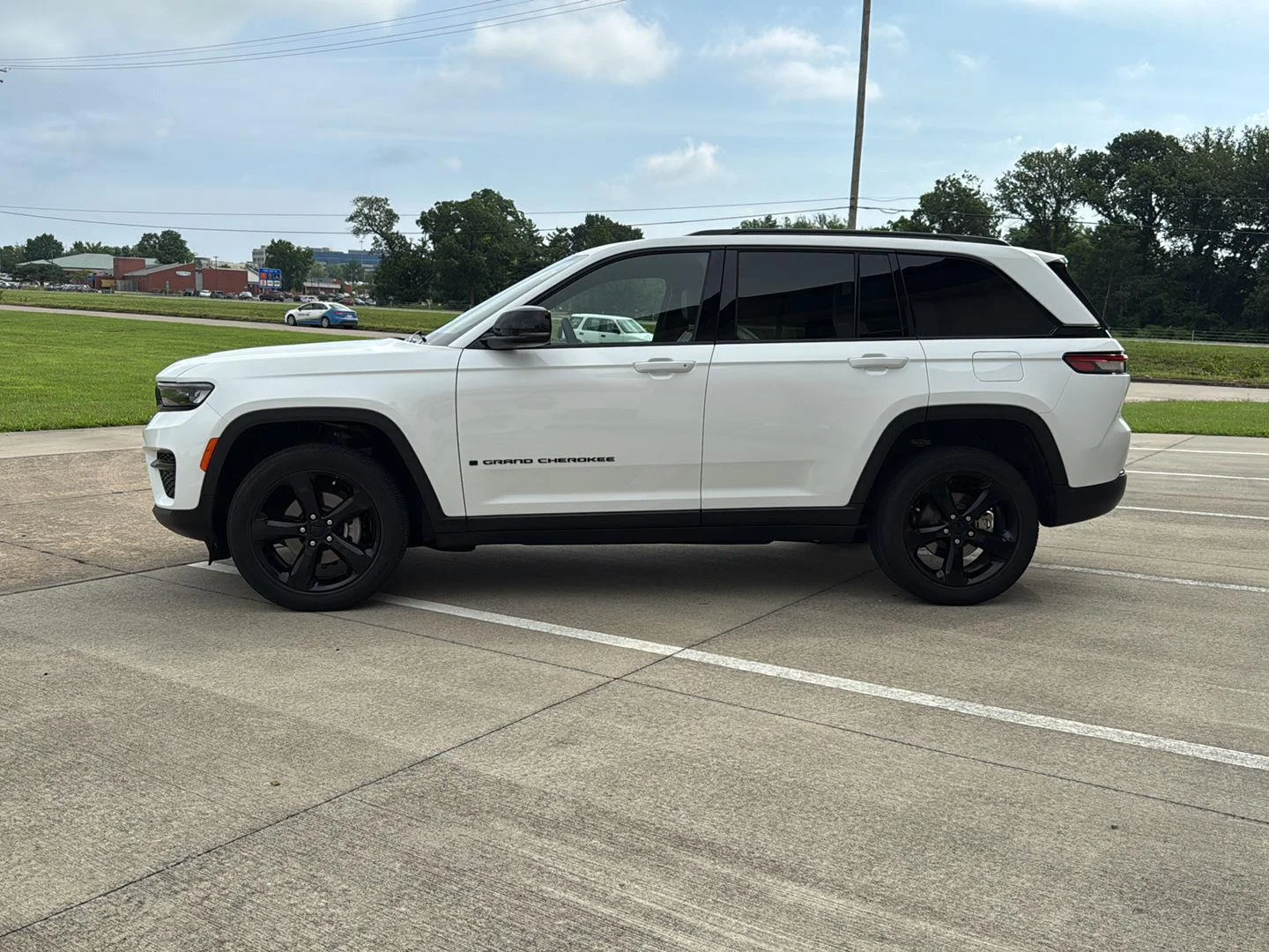 Used 2023 Bright White Clearcoat Jeep Altitude image 7