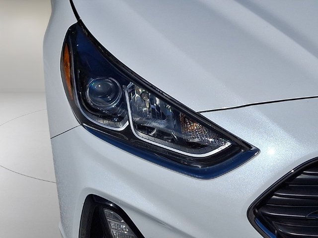 Used 2018 White Hyundai SE image 9