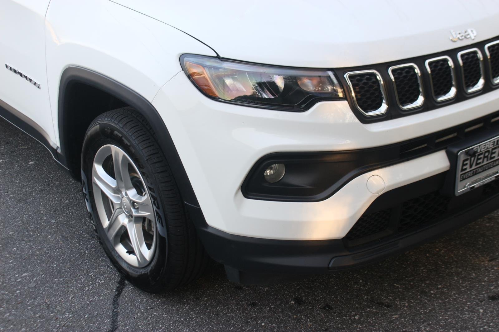 Used 2024 White Jeep Latitude image 9