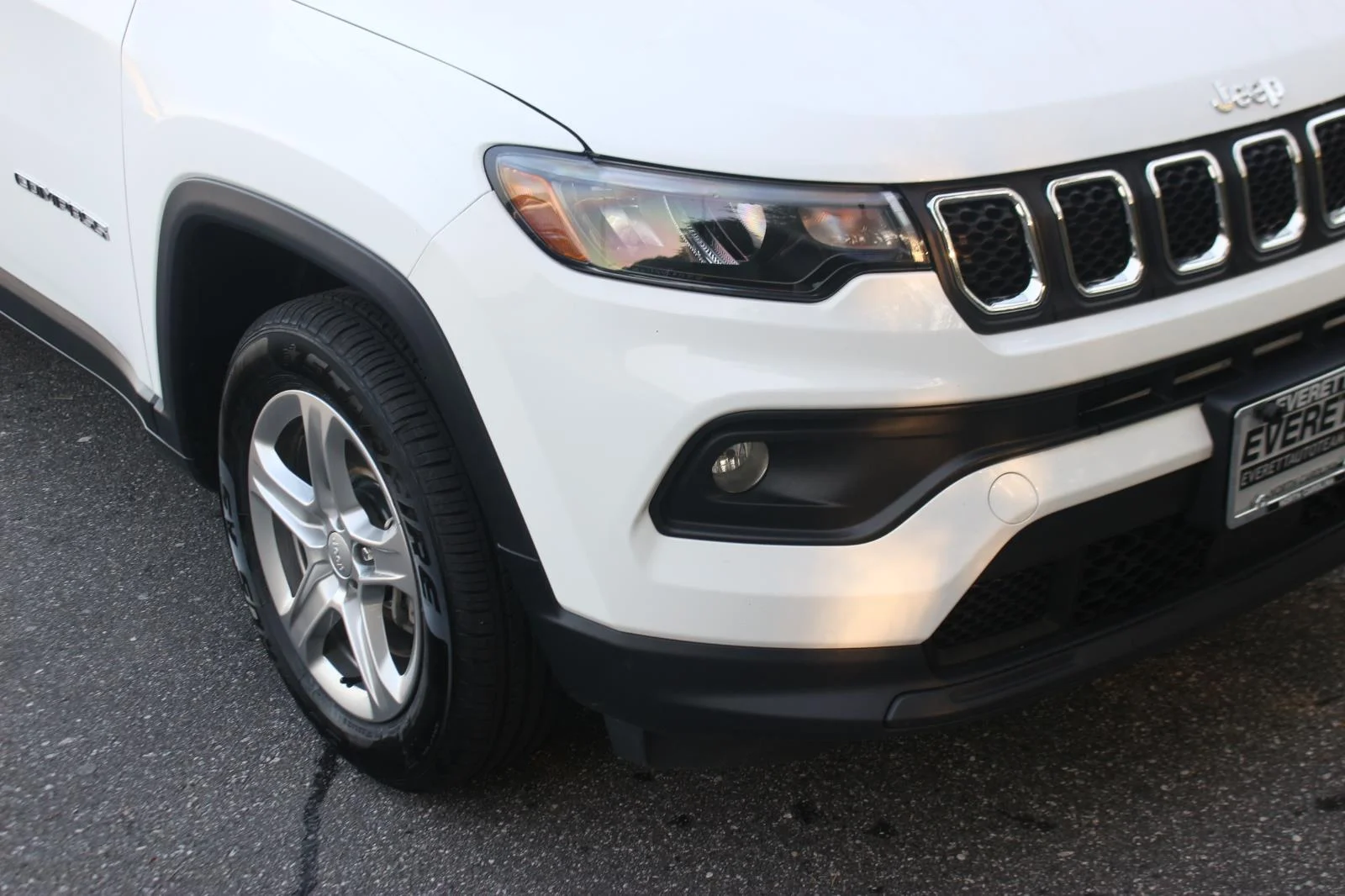 Used 2024 White Jeep Latitude image 9