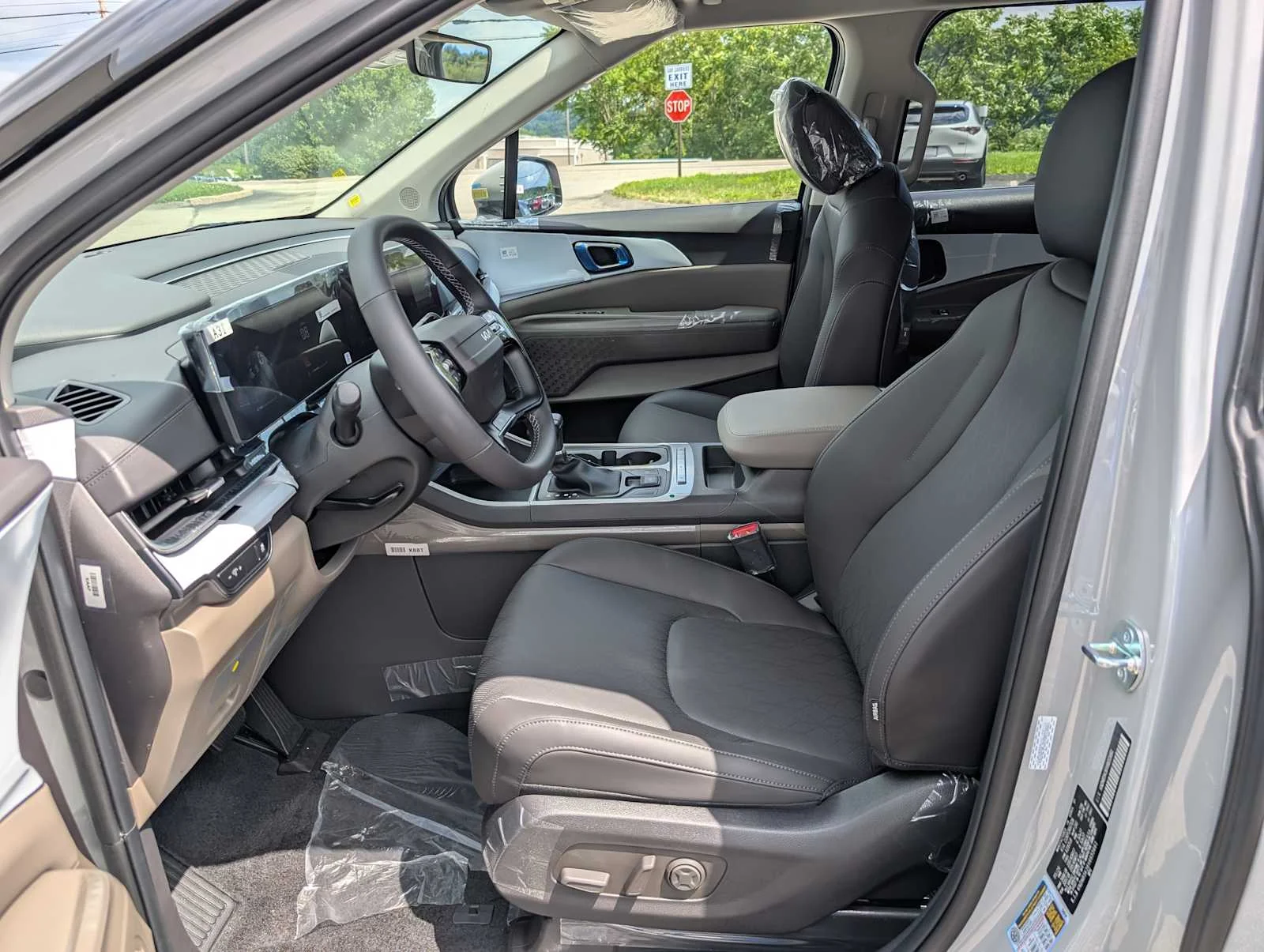 New 2027 Ceramic Silver Kia LXS image 4