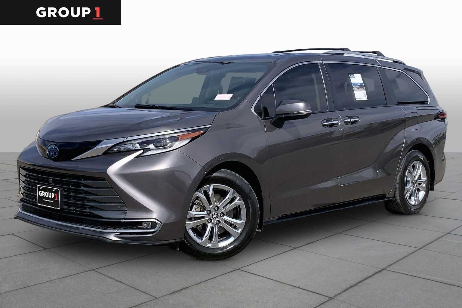 2022 Toyota Sienna Platinum 7-Passenger Hybrid AWD's photo