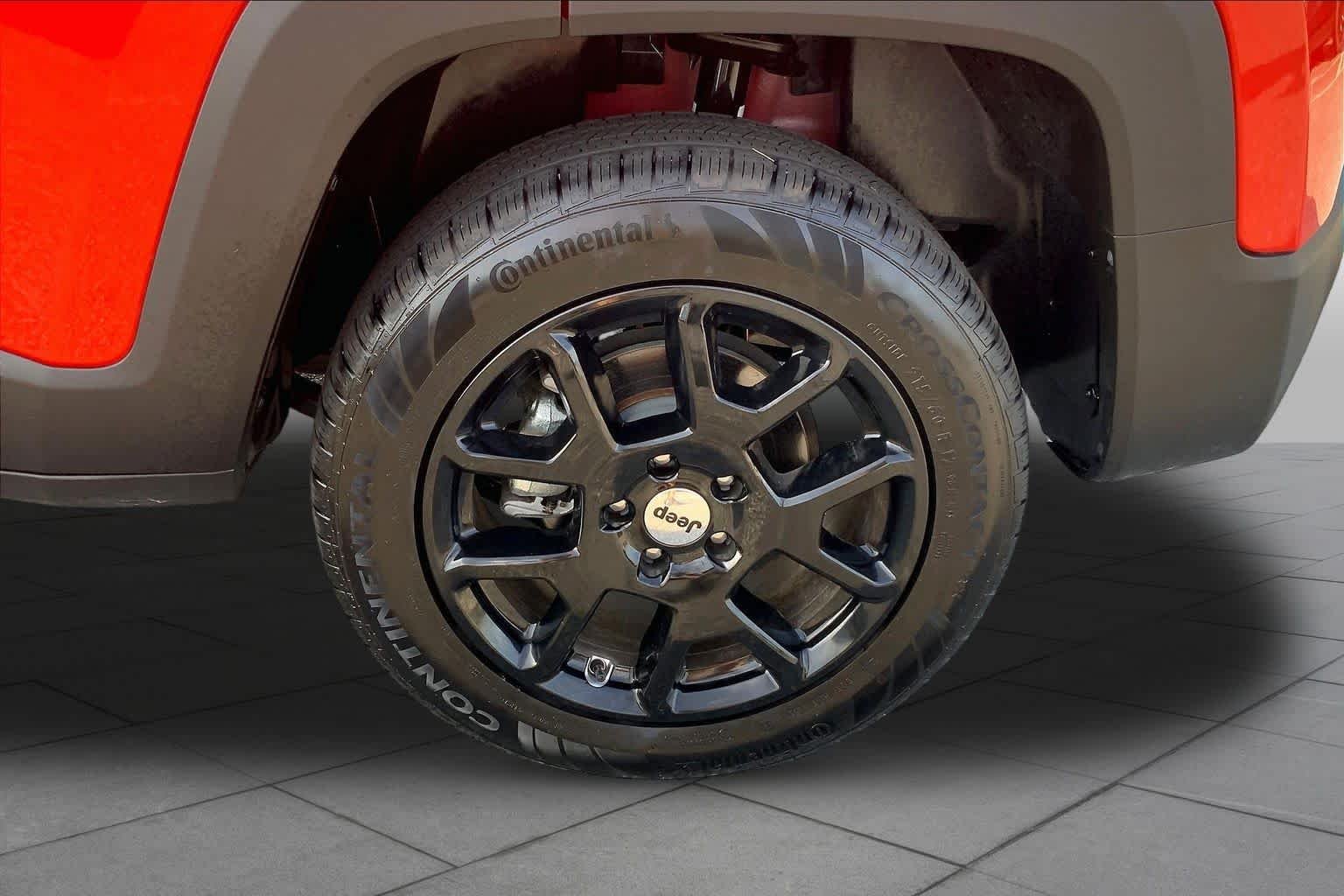 Used 2023 Colorado Red Clearcoat Jeep Latitude image 10
