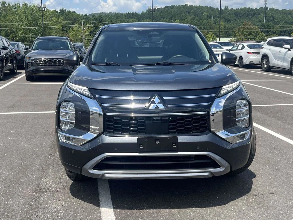 Used 2025 Gray Mitsubishi SE image 8