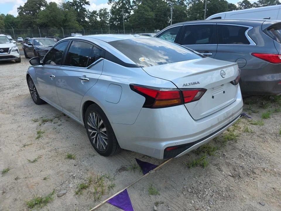 Certified Used 2023 Silver Nissan 2.5 SV image 3