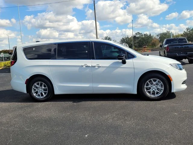 2026 Chrysler Voyager LX - Photo 8