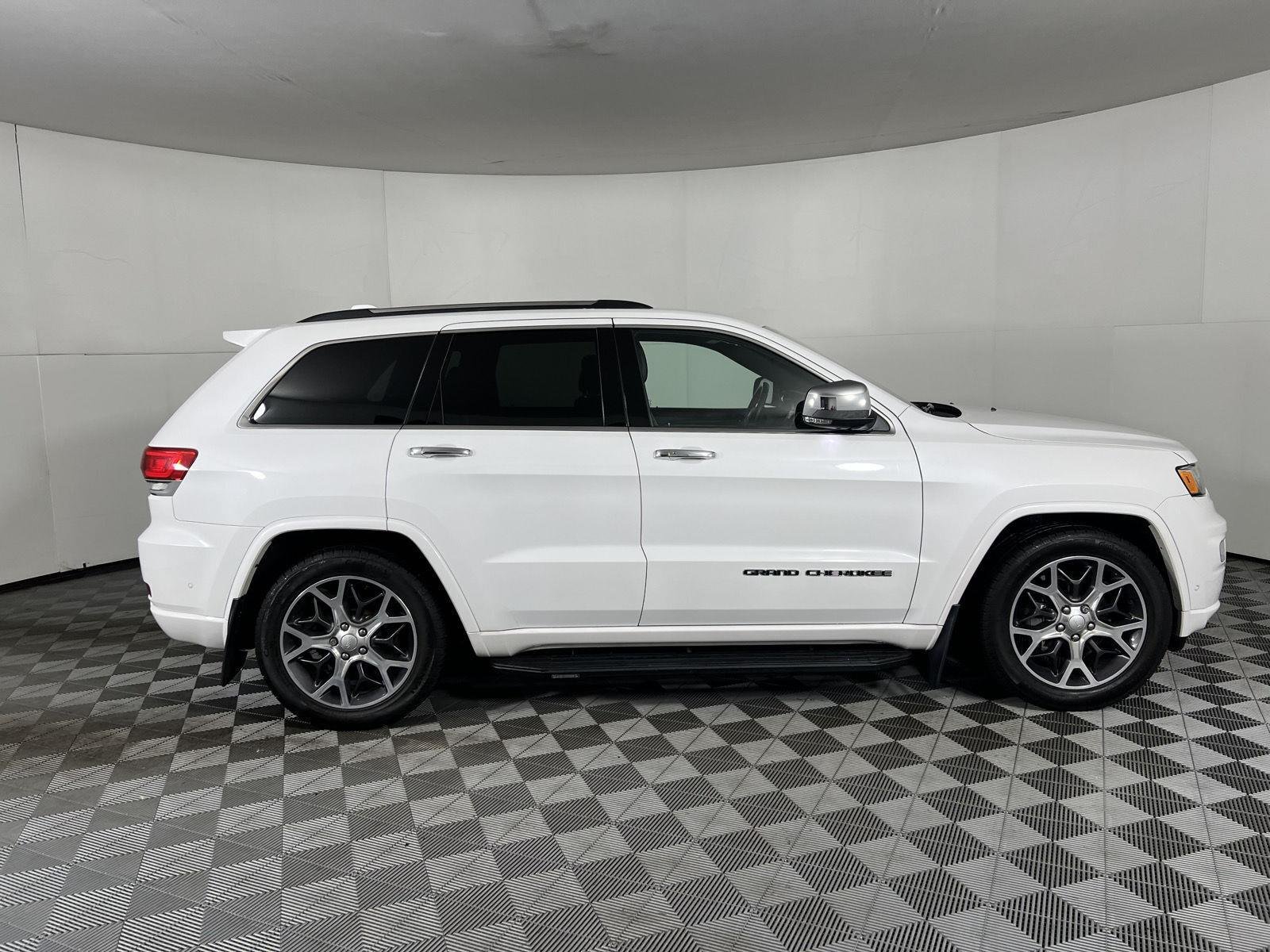 Used 2019 Ivory 3-Coat Jeep Overland image 35