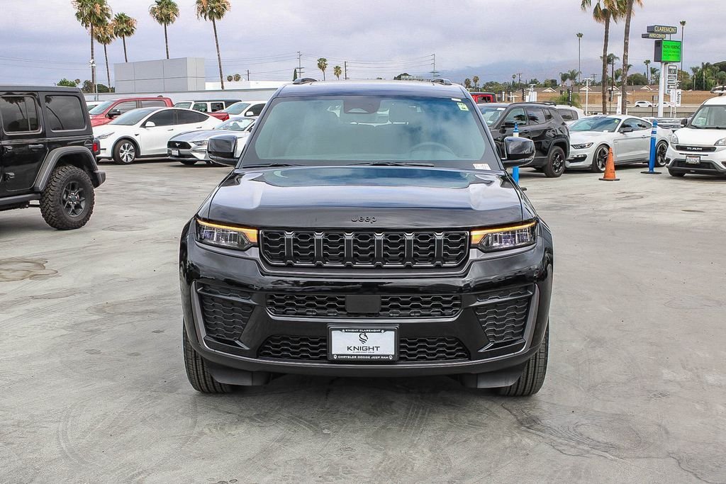 New 2026 Diamond Black Crystal Pearlcoat Jeep Altitude image 3