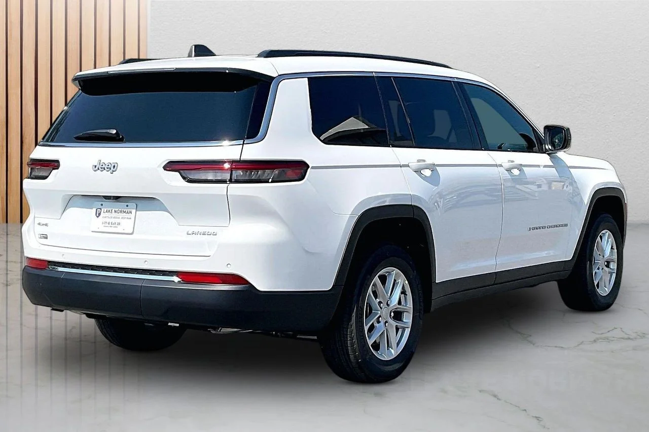 New 2026 Bright White Clear-Coat Exterior Paint Jeep Laredo image 9