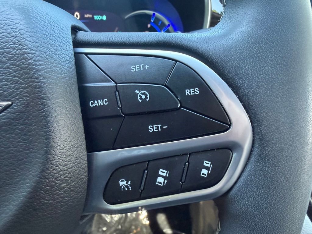 Used 2023 Brilliant Black Crystal Pearlcoat Chrysler Limited image 20