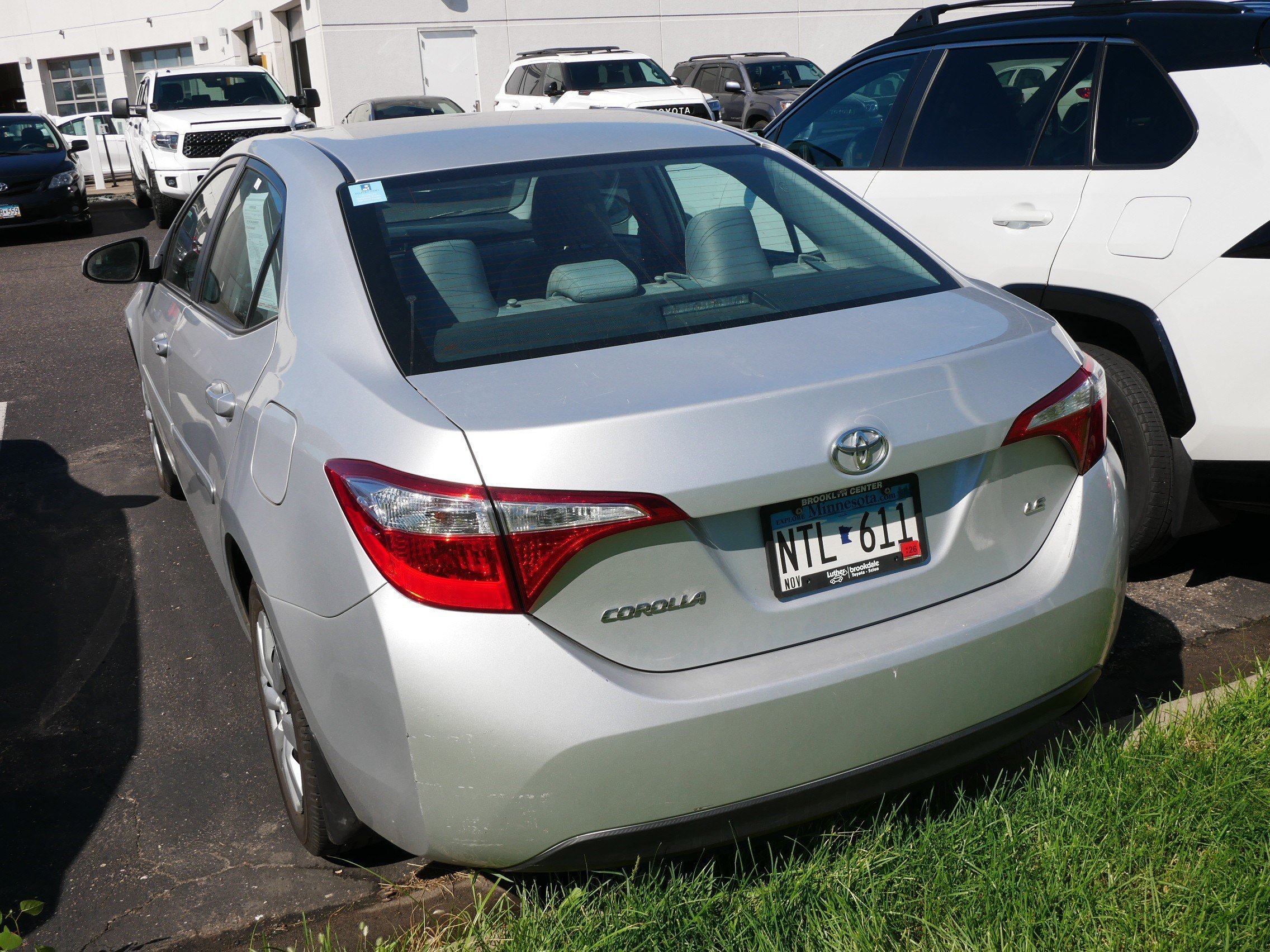 Used 2015 Classic Silver Metallic Toyota LE image 5