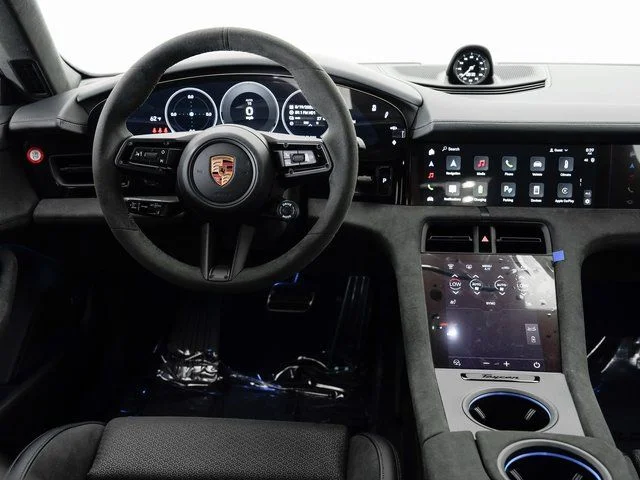 2025 Porsche Taycan GTS - Photo 18
