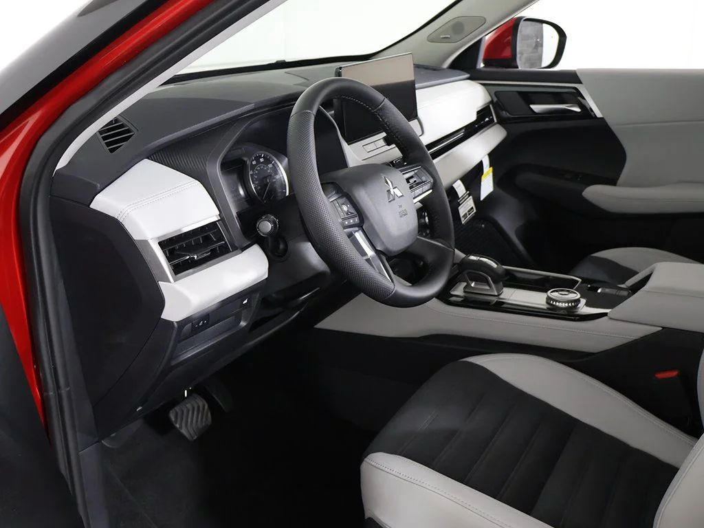 2025 Mitsubishi Outlander SE - Photo 25