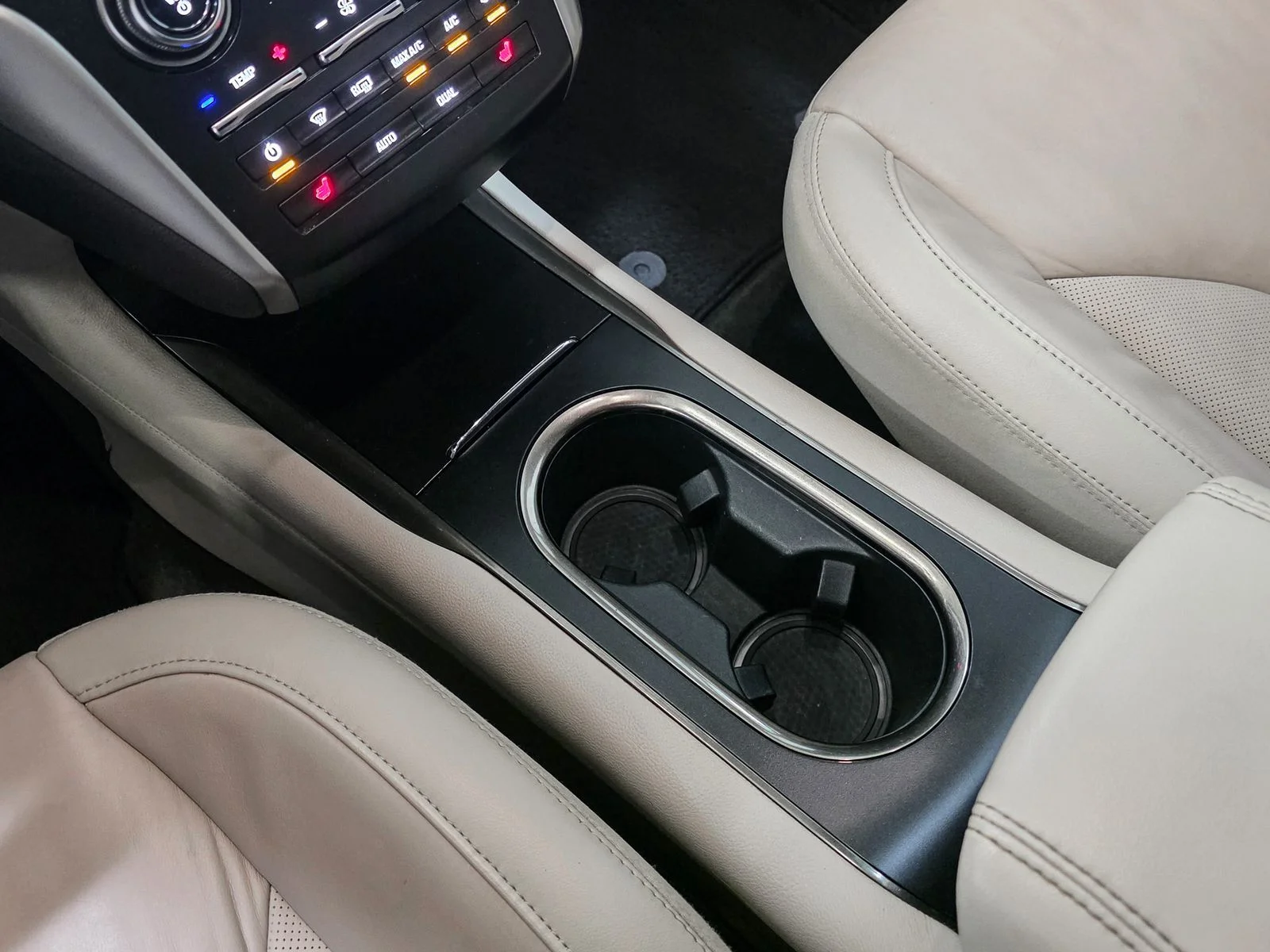 Used 2019 White Lincoln Select image 27