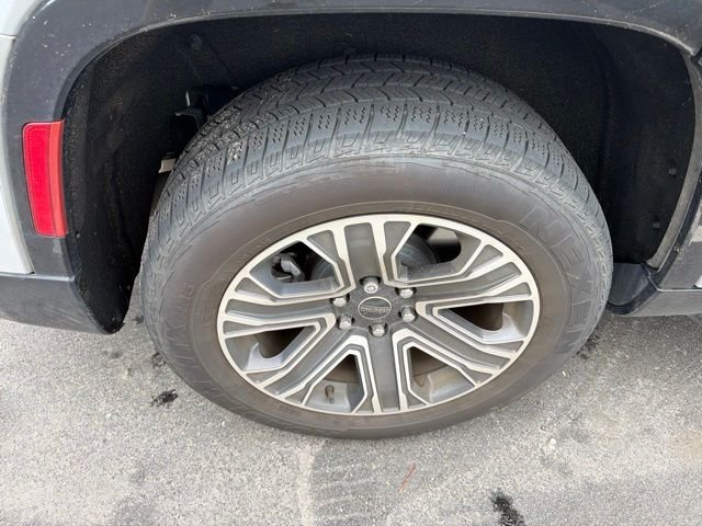 Used 2025 Silver Jeep Base image 11