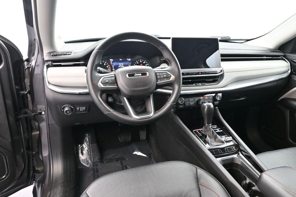 Used 2022 Crystal Metallic Jeep Limited image 16
