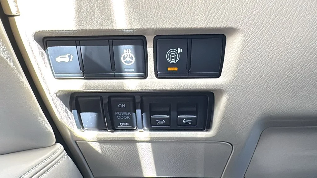 Used 2023 White INFINITI Sensory image 17