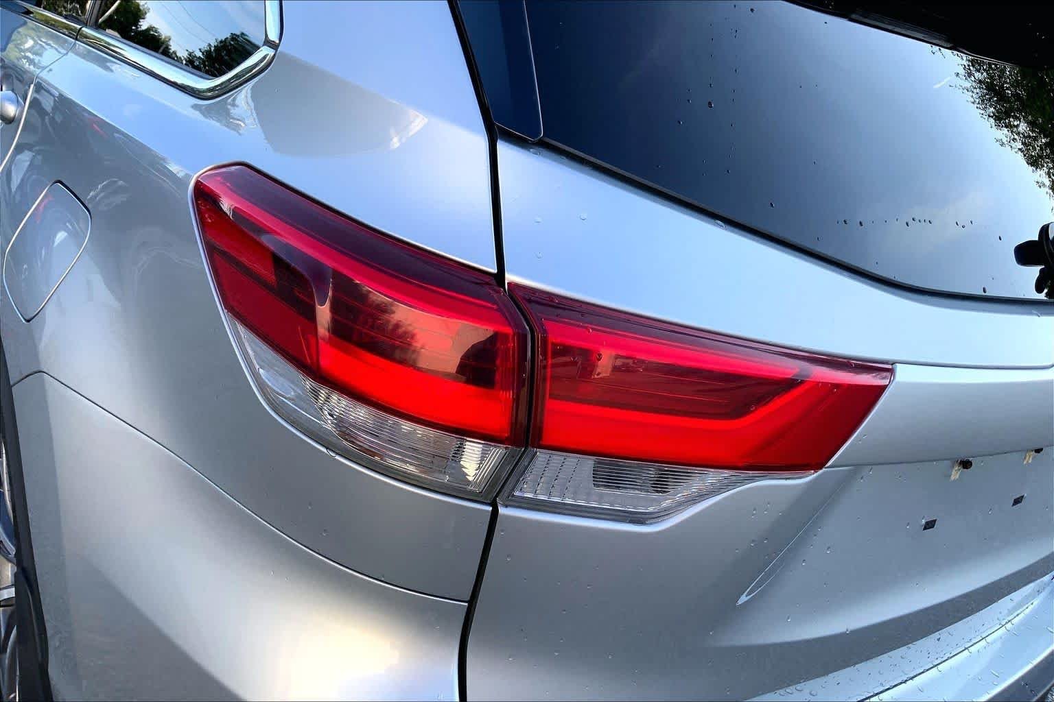 Used 2018 Celestial Silver Metallic Toyota XLE image 28