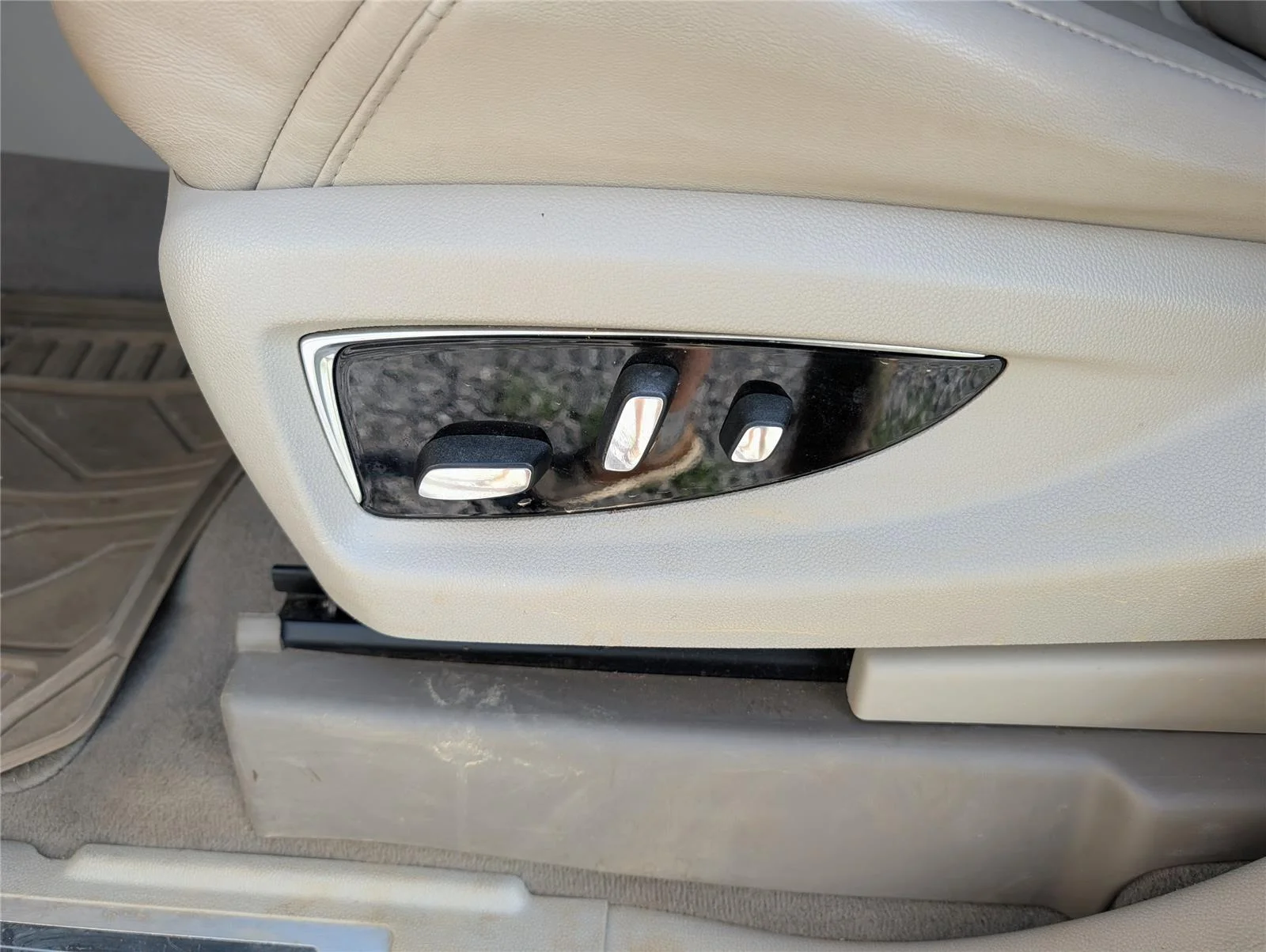 Used 2018 DARK GRANITE METALLIC Cadillac Luxury image 10