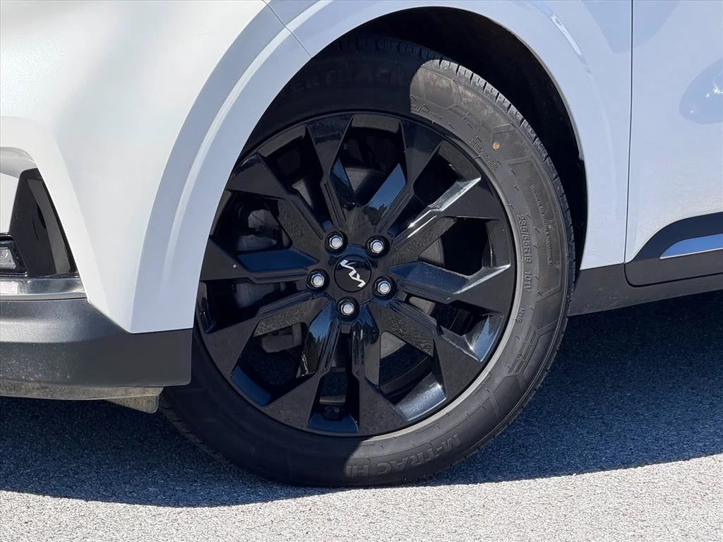 Used 2024 White Kia SX image 30