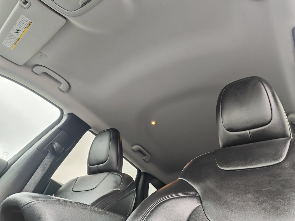 Used 2020 White Jeep Latitude Plus image 23
