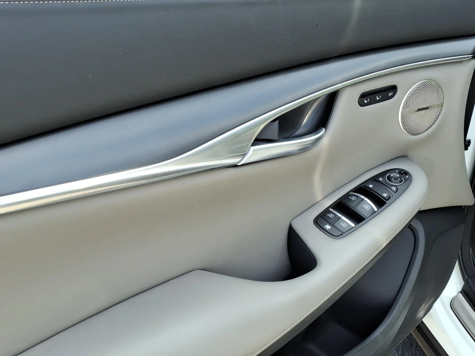 Certified Used 2025 White INFINITI LUXE image 11