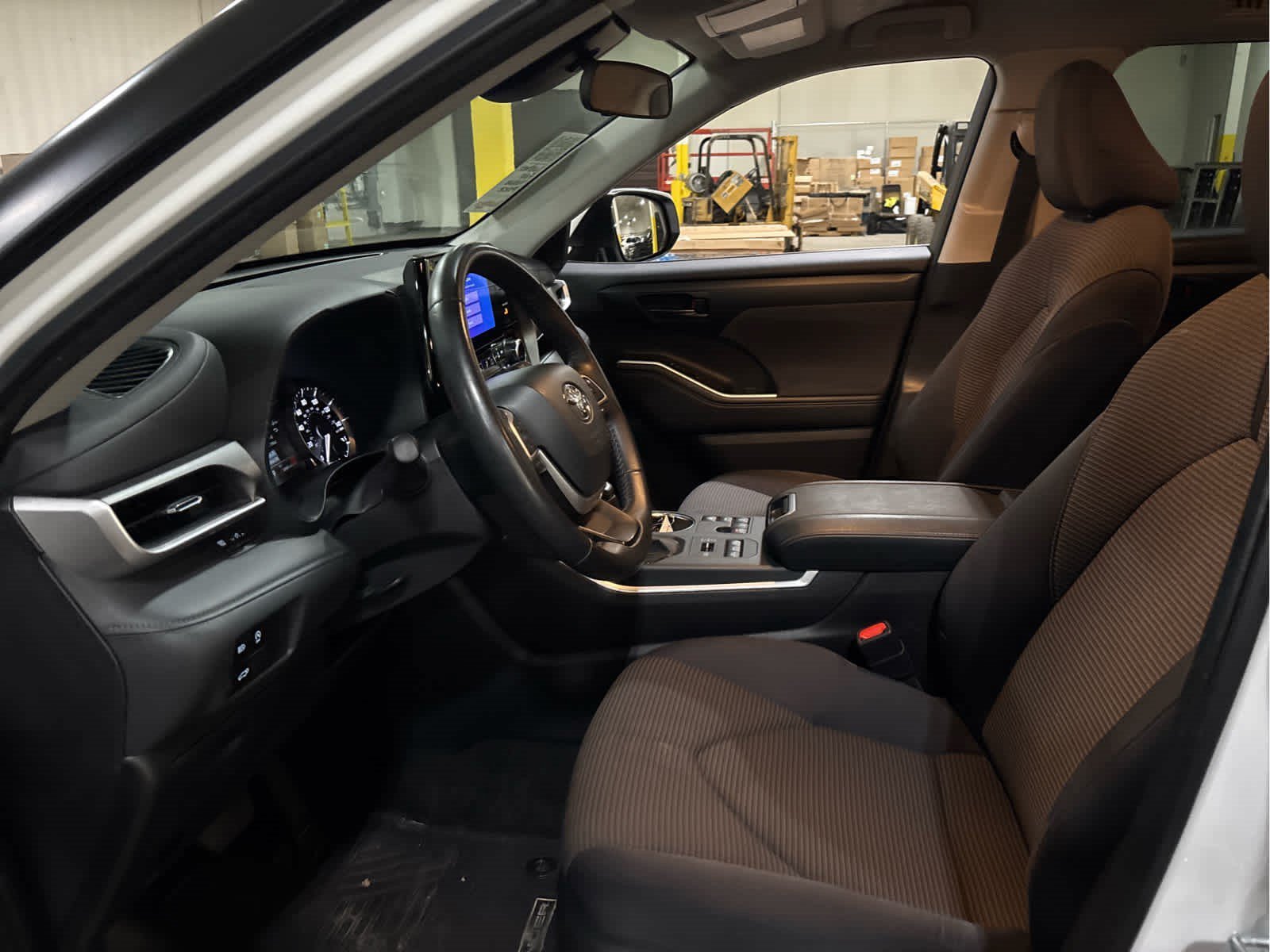 Used 2025 Wind Chill Pearl Toyota LE image 9